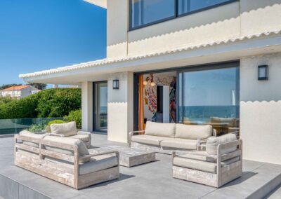salon-exterieur-vue-mer-villa-oceans-credit-photo-jpkvision360