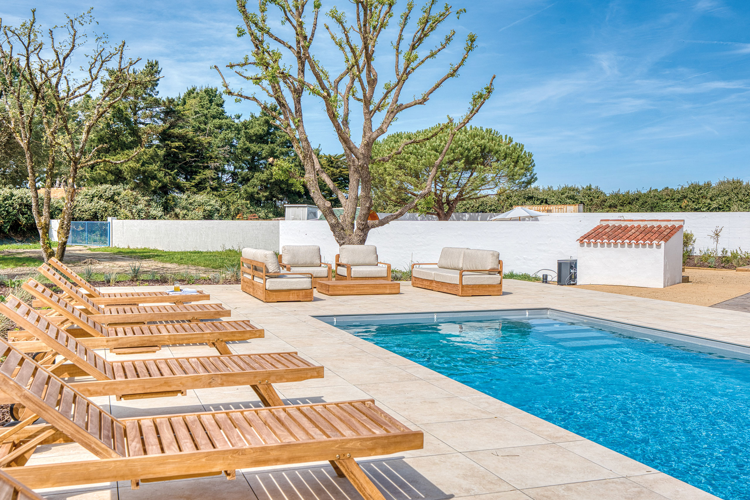 vue piscine avec transat