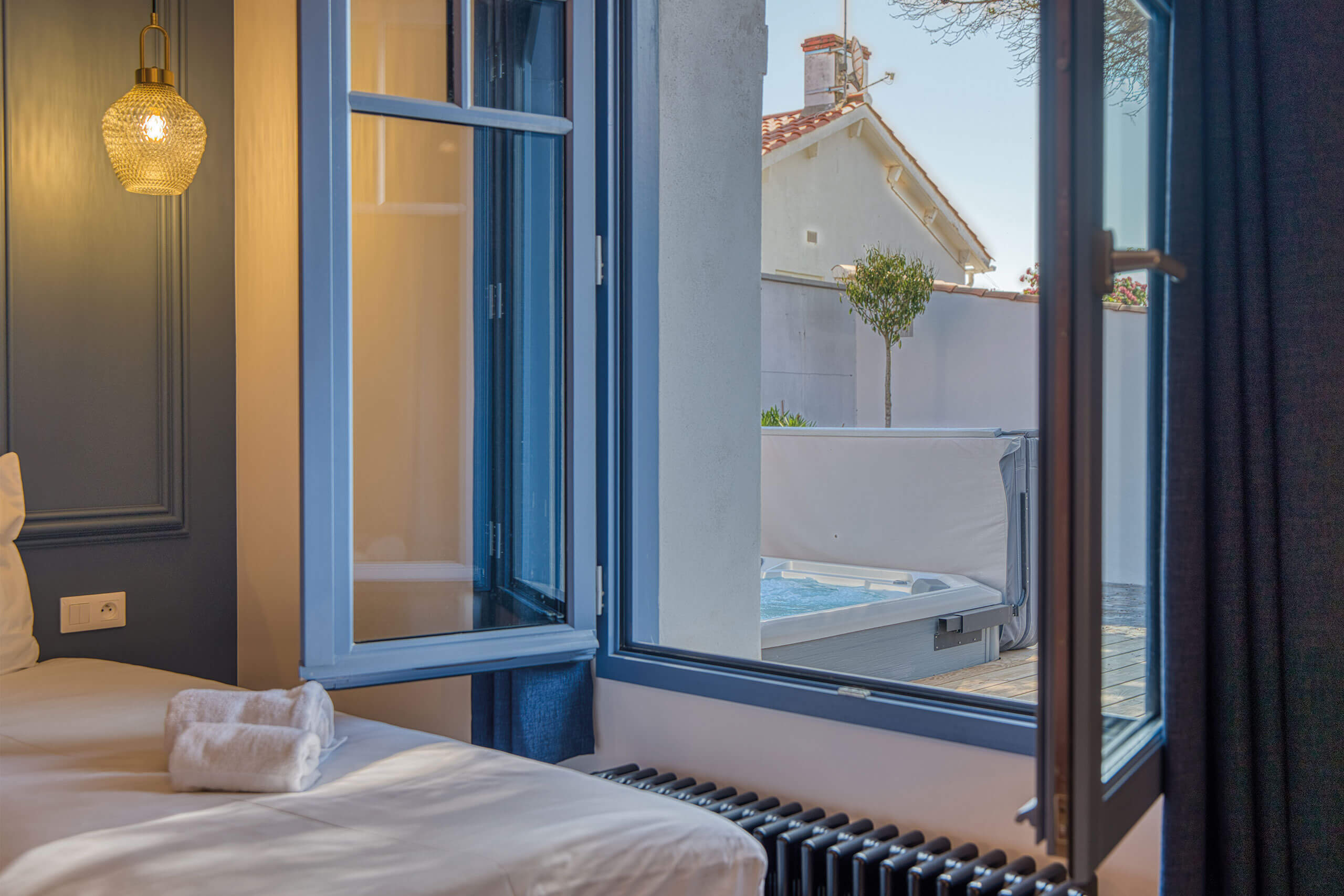 chambre twin avec vue sur jacuzzi et jardin