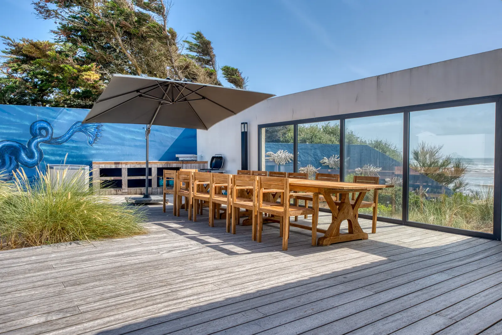 conciergerie clefs de l ocean location de villa classee 5 etoiles vendee 85 villa oceans ocean bretignolles sur mer 85470  arriere cour table 14 pers plancha barbecue bbq piscine chauffee 02