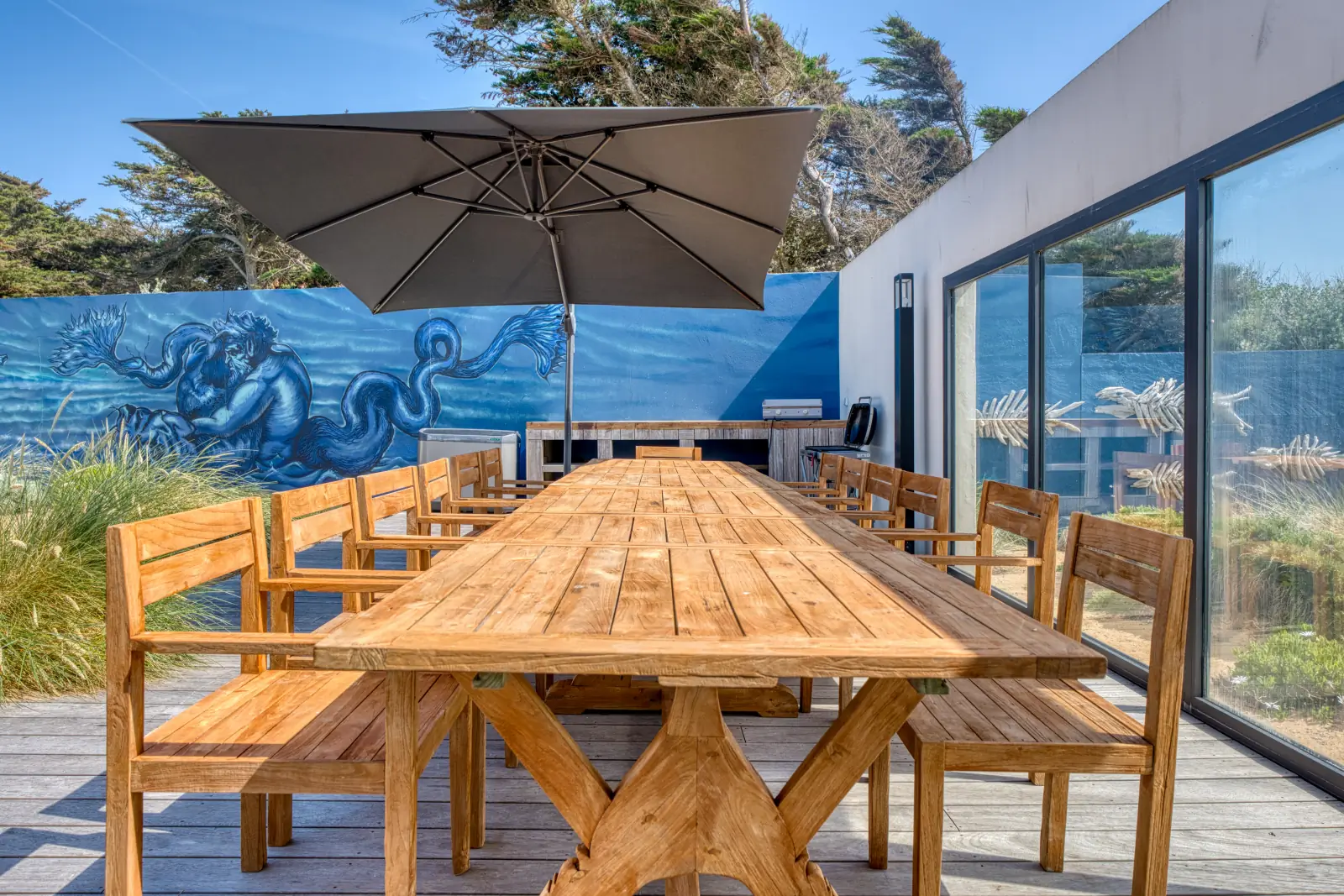 conciergerie clefs de l ocean location de villa classee 5 etoiles vendee 85 villa oceans ocean bretignolles sur mer 85470  arriere cour table 14 pers plancha barbecue bbq piscine chauffee 03