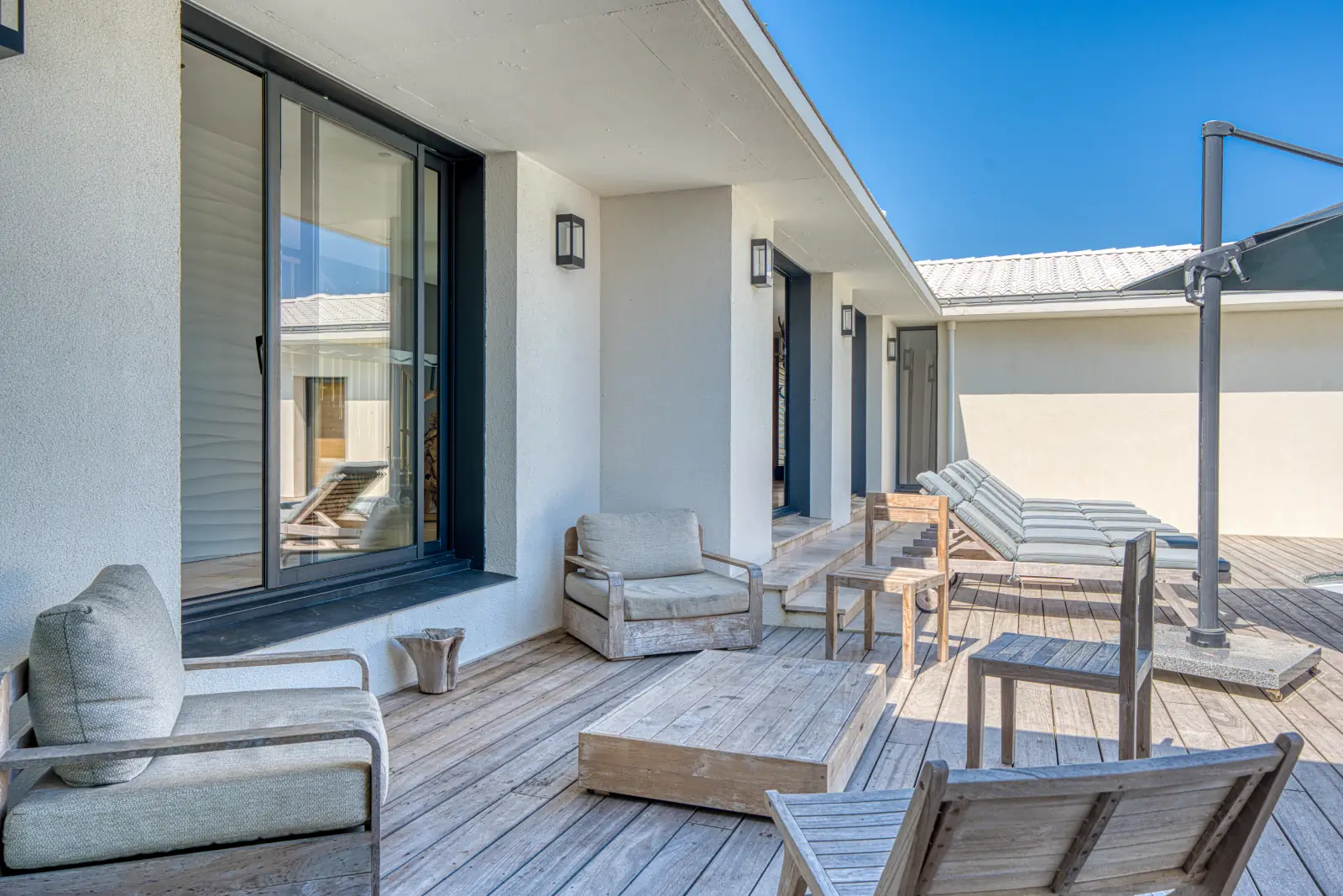conciergerie clefs de l ocean location de villa classee 5 etoiles vendee 85 villa oceans ocean bretignolles sur mer 85470  arriere cour table 14 pers plancha barbecue bbq piscine chauffee 05