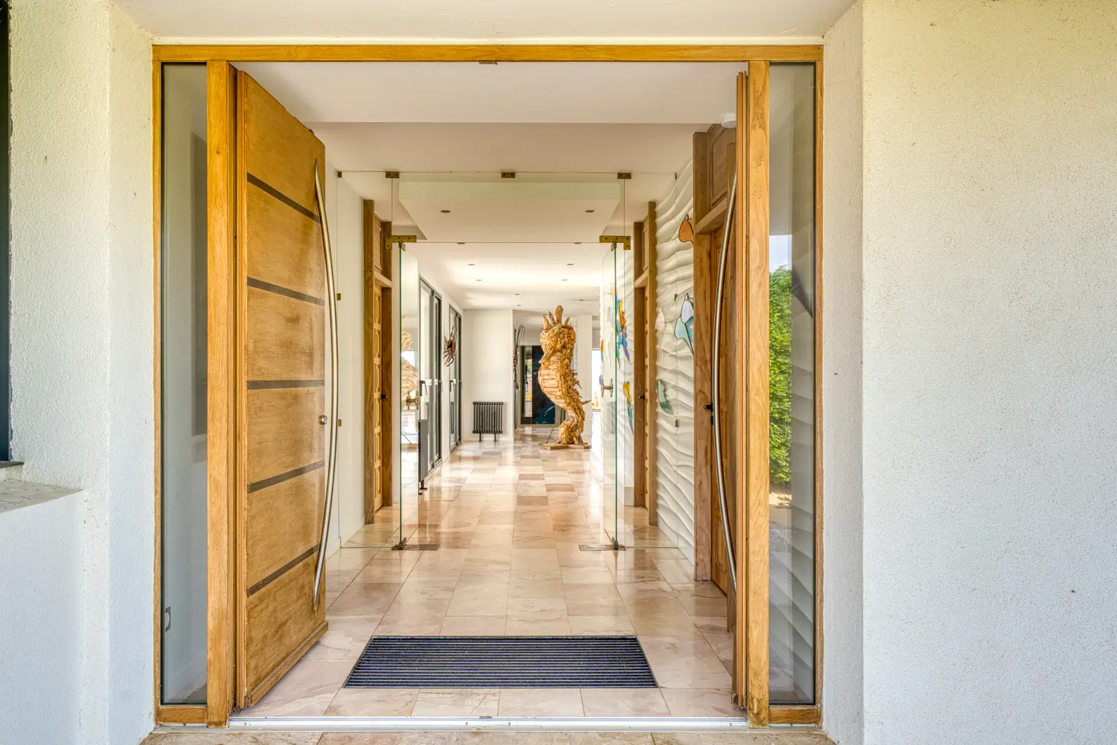 conciergerie clefs de l ocean location de villa classee 5 etoiles vendee 85 villa oceans ocean bretignolles sur mer 85470  cour d entree parking interieur 01