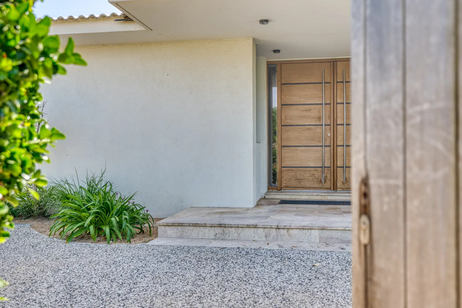 conciergerie clefs de l ocean location de villa classee 5 etoiles vendee 85 villa oceans ocean bretignolles sur mer 85470  cour d entree parking interieur 02