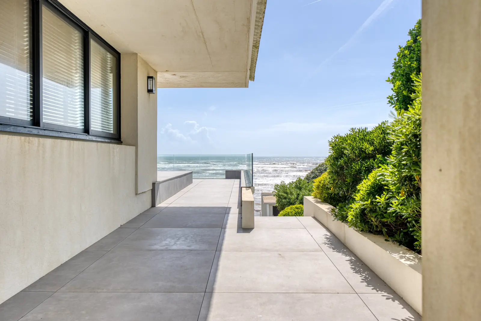 conciergerie clefs de l ocean location de villa classee 5 etoiles vendee 85 villa oceans ocean bretignolles sur mer 85470  cour d entree parking interieur 04