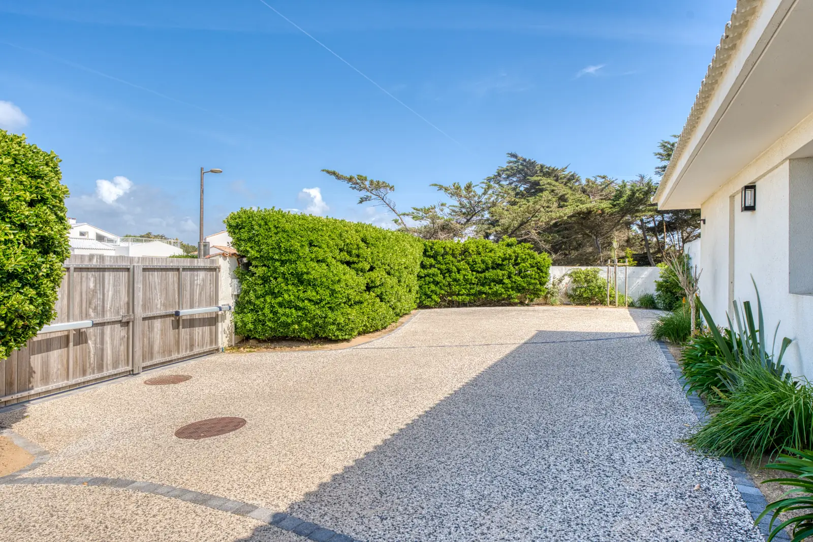conciergerie clefs de l ocean location de villa classee 5 etoiles vendee 85 villa oceans ocean bretignolles sur mer 85470  cour d entree parking interieur 05
