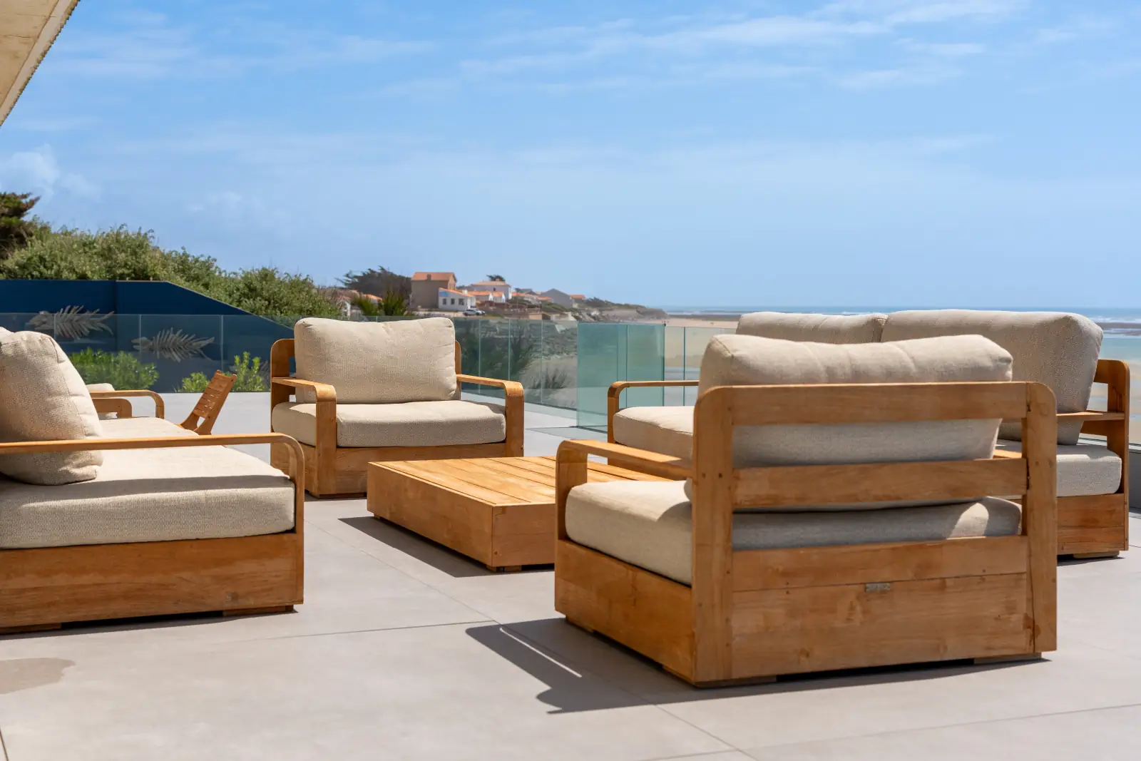 conciergerie clefs de l ocean location de villa classee 5 etoiles vendee 85 villa oceans ocean bretignolles sur mer 85470  exterieur deux terrasses vue mer mobilier exterieur fauteuils canape 01