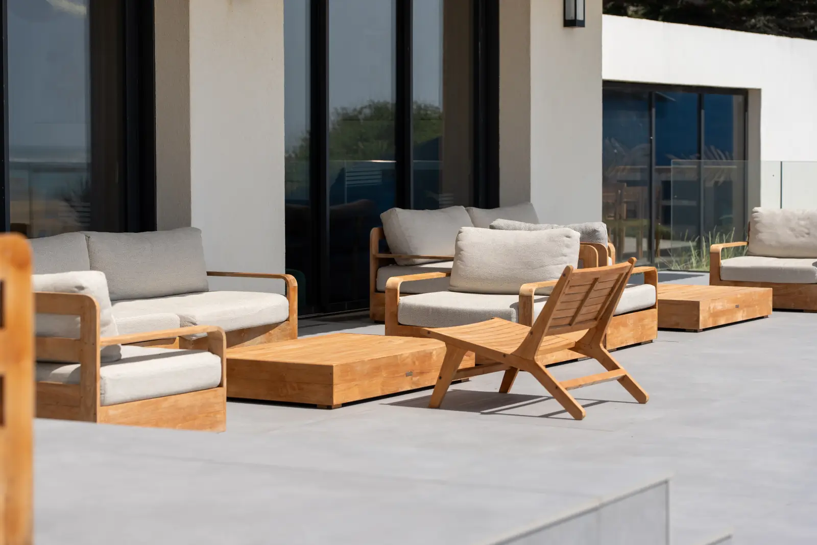 conciergerie clefs de l ocean location de villa classee 5 etoiles vendee 85 villa oceans ocean bretignolles sur mer 85470  exterieur deux terrasses vue mer mobilier exterieur fauteuils canape 02