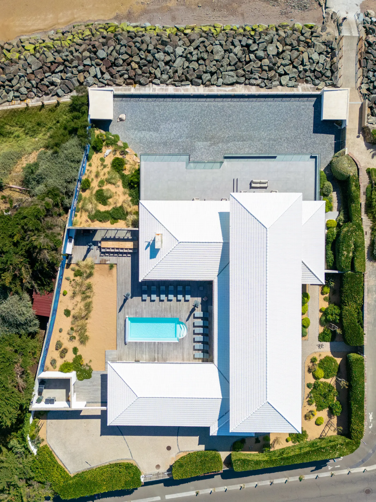conciergerie clefs de l ocean location de villa classee 5 etoiles vendee 85 villa oceans ocean bretignolles sur mer 85470  exterieur deux terrasses vue mer mobilier exterieur fauteuils canape 06