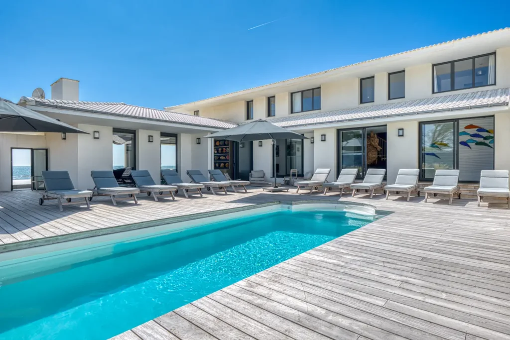 conciergerie clefs de l ocean location de villa classee 5 etoiles vendee 85 villa oceans ocean bretignolles sur mer 85470  piscine chauffee securisee 12 transats salon de jardin 04