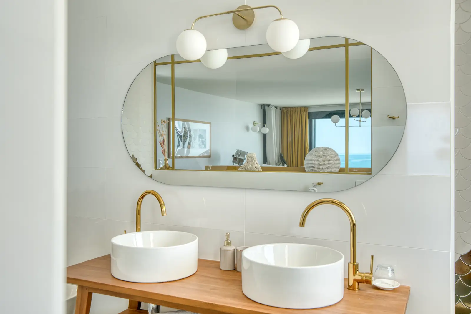 conciergerie clefs de l ocean location de villa classee 5 etoiles vendee 85 villa oceans ocean bretignolles sur mer 85470  salle de bain suite avec vue etage douche baignoire double vasque 01