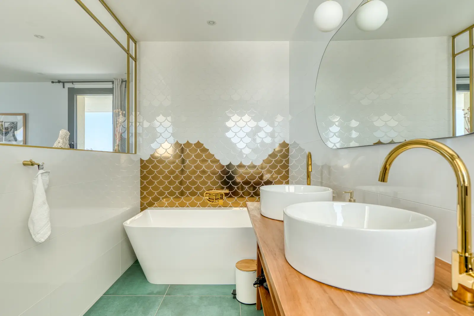 conciergerie clefs de l ocean location de villa classee 5 etoiles vendee 85 villa oceans ocean bretignolles sur mer 85470  salle de bain suite avec vue etage douche baignoire double vasque 02
