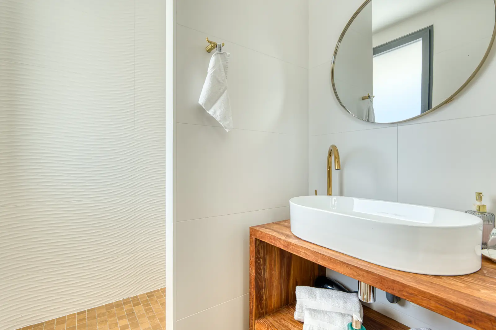 conciergerie clefs de l ocean location de villa classee 5 etoiles vendee 85 villa oceans ocean bretignolles sur mer 85470  salle de douche chambre 2 vasque simple 01