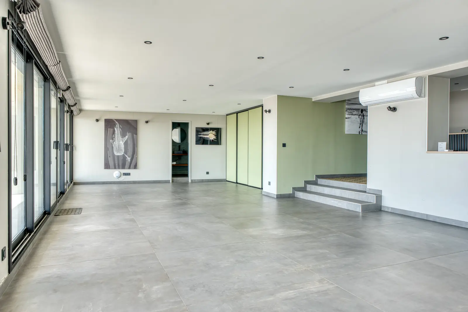 conciergerie clefs de l ocean location de villa classee 5 etoiles vendee 85 villa oceans ocean bretignolles sur mer 85470  salle de reception avec cuisine equipee wc vue mer 01