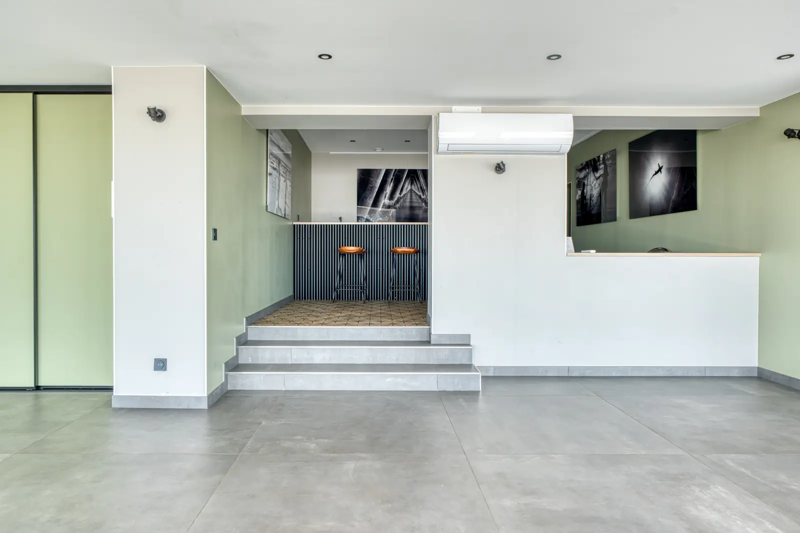 conciergerie clefs de l ocean location de villa classee 5 etoiles vendee 85 villa oceans ocean bretignolles sur mer 85470  salle de reception avec cuisine equipee wc vue mer 02