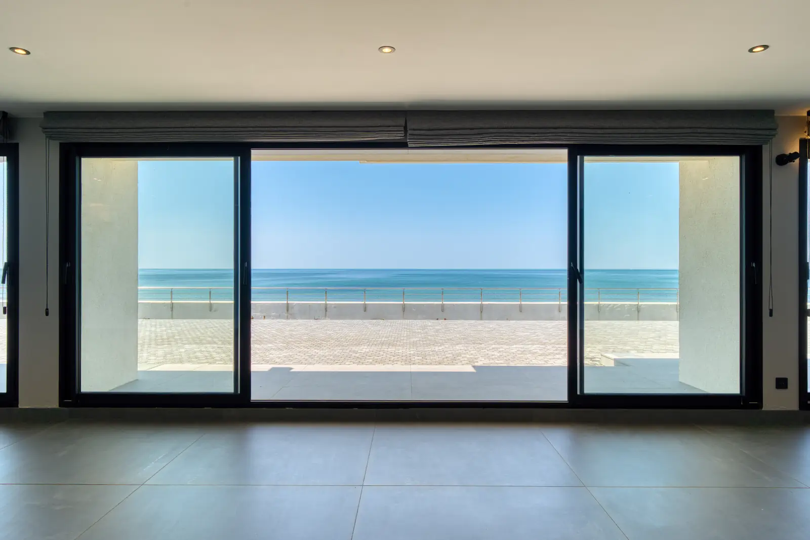 conciergerie clefs de l ocean location de villa classee 5 etoiles vendee 85 villa oceans ocean bretignolles sur mer 85470  salle de reception avec cuisine equipee wc vue mer 03