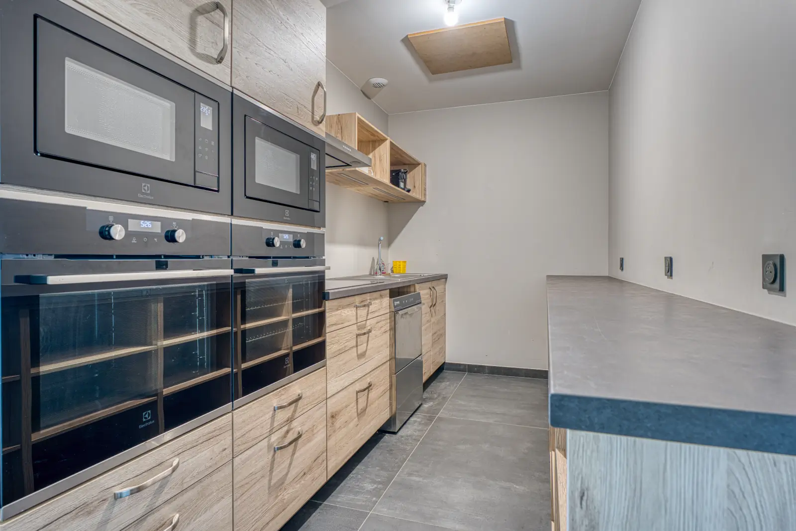 conciergerie clefs de l ocean location de villa classee 5 etoiles vendee 85 villa oceans ocean bretignolles sur mer 85470  salle de reception avec cuisine equipee wc vue mer 05