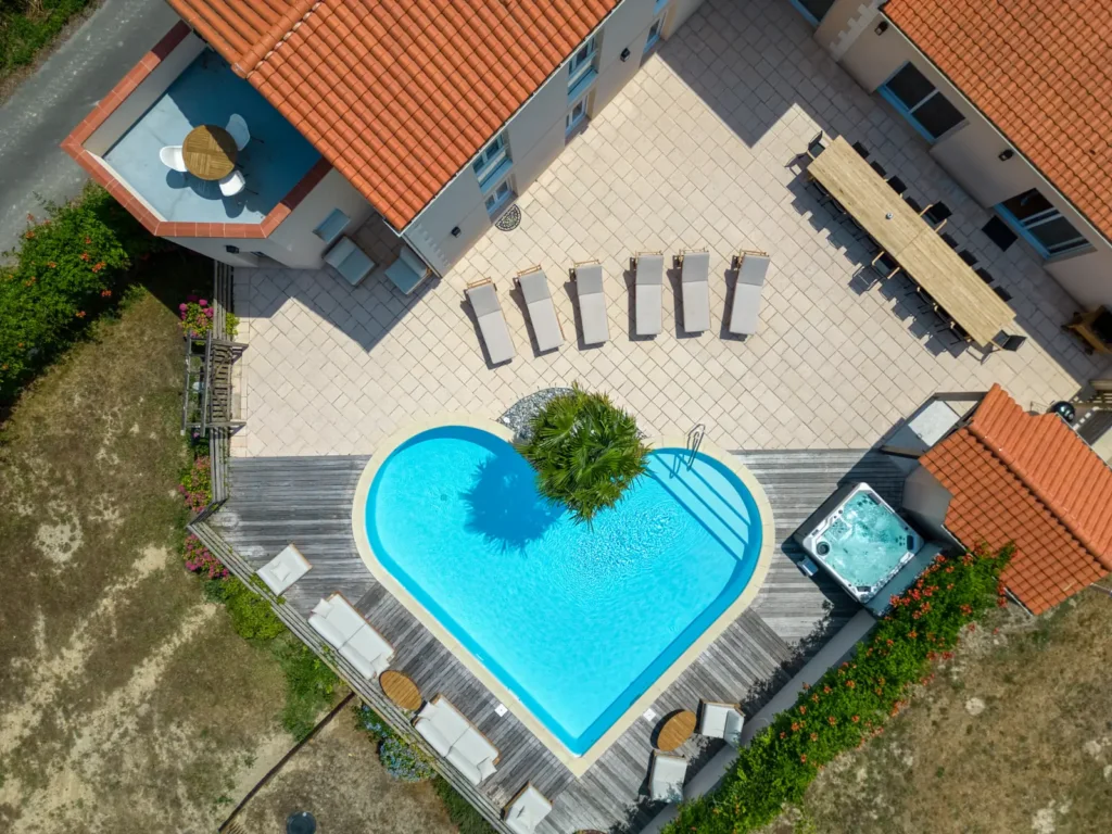 conciergerie clefs de l ocean location de villa vendee 85 les hauts du lac bretignolles sur mer 85470 landevieille  piscine et spa coeur jacuzzi transat table exterieur 01