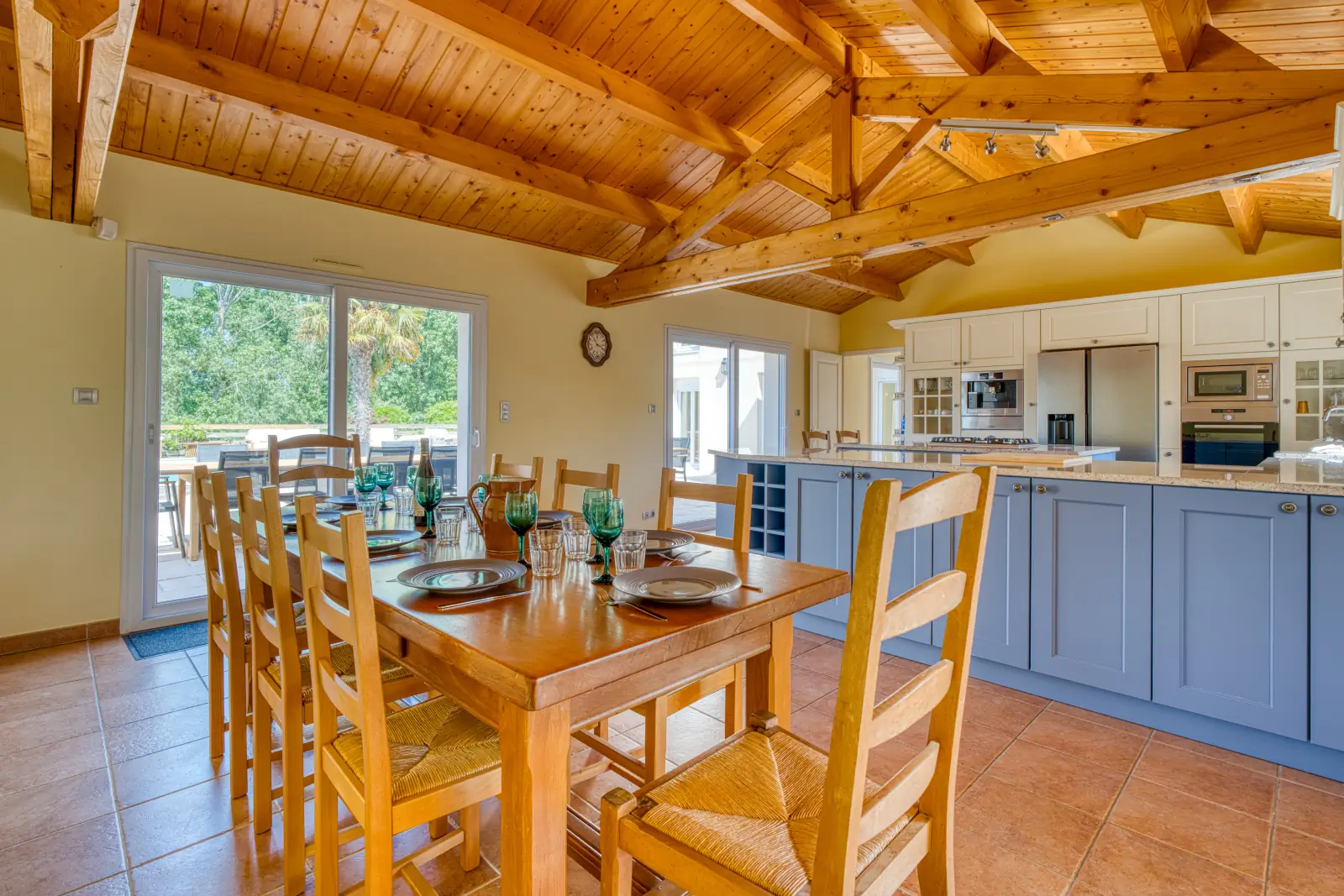 conciergerie clefs de l ocean location de villa vendee 85 les hauts du lac bretignolles sur mer 85470 landevieille  salle a manger 1 vue cuisine ouverte 02