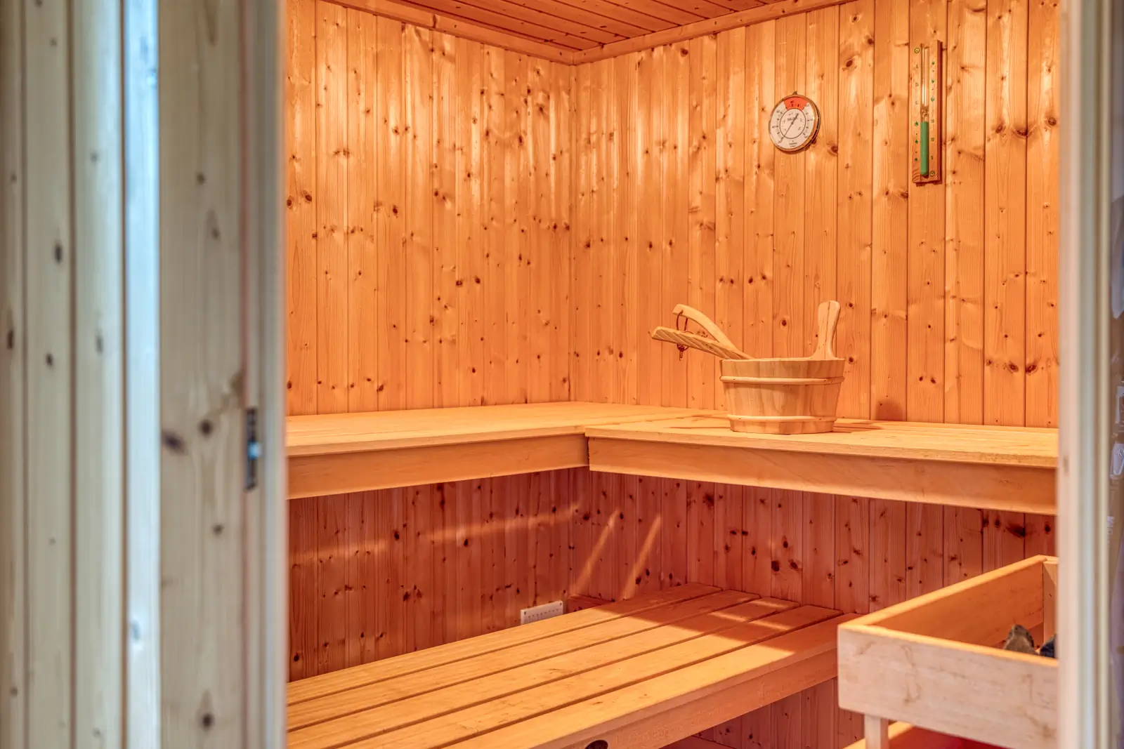 conciergerie clefs de l ocean location de villa vendee 85 les hauts du lac bretignolles sur mer 85470 landevieille  salle de bain entiere avec sauna et wc separe 02