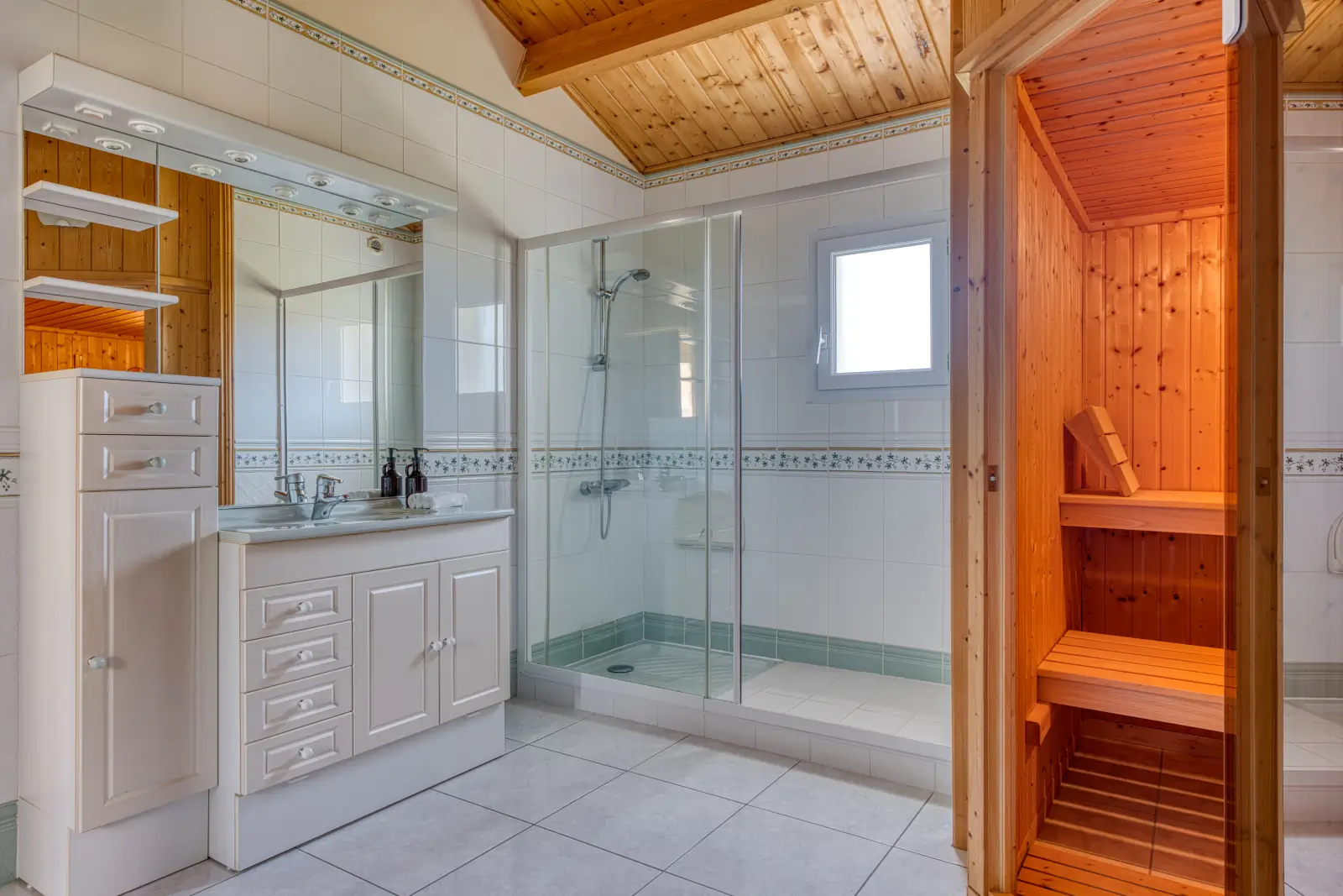 conciergerie clefs de l ocean location de villa vendee 85 les hauts du lac bretignolles sur mer 85470 landevieille  salle de douche entiere avec sauna et wc separe 01