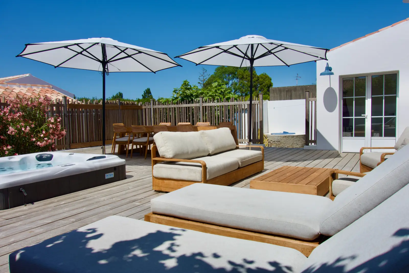 conciergerie clefs de l ocean location de villas 10 personnes jacuzzi vendee 85 villa ker tesson ile yeu 85350 terrasse spa 01