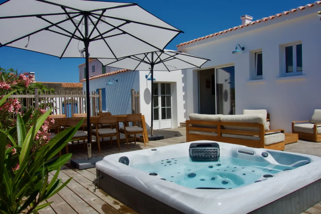 conciergerie clefs de l ocean location de villas 10 personnes jacuzzi vendee 85 villa ker tesson ile yeu 85350 terrasse spa 02