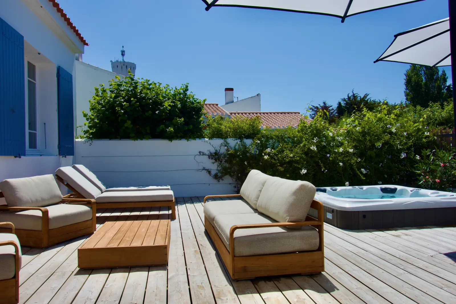 conciergerie clefs de l ocean location de villas 10 personnes jacuzzi vendee 85 villa ker tesson ile yeu 85350 terrasse spa 03