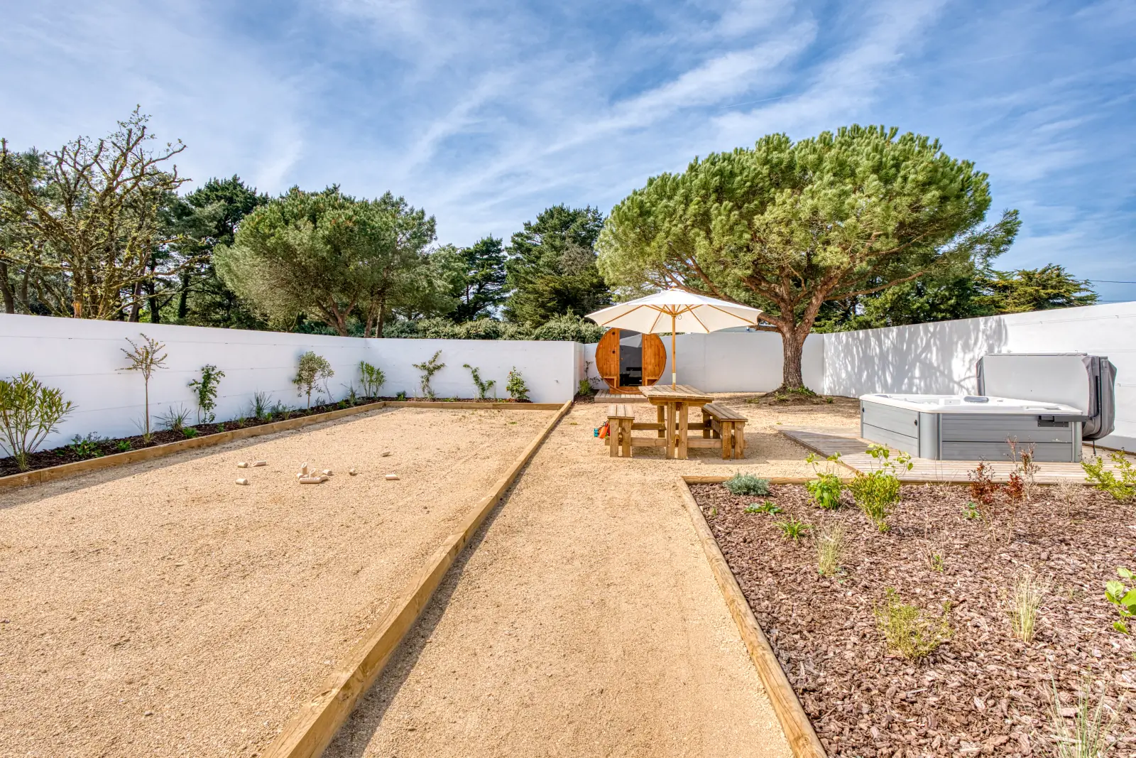 conciergerie clefs de l ocean location de villas 15 personnes piscine vendee 85 villa belvedere brem sur mer 85470  arriere cour petanque spa jacuzzi sauna 01