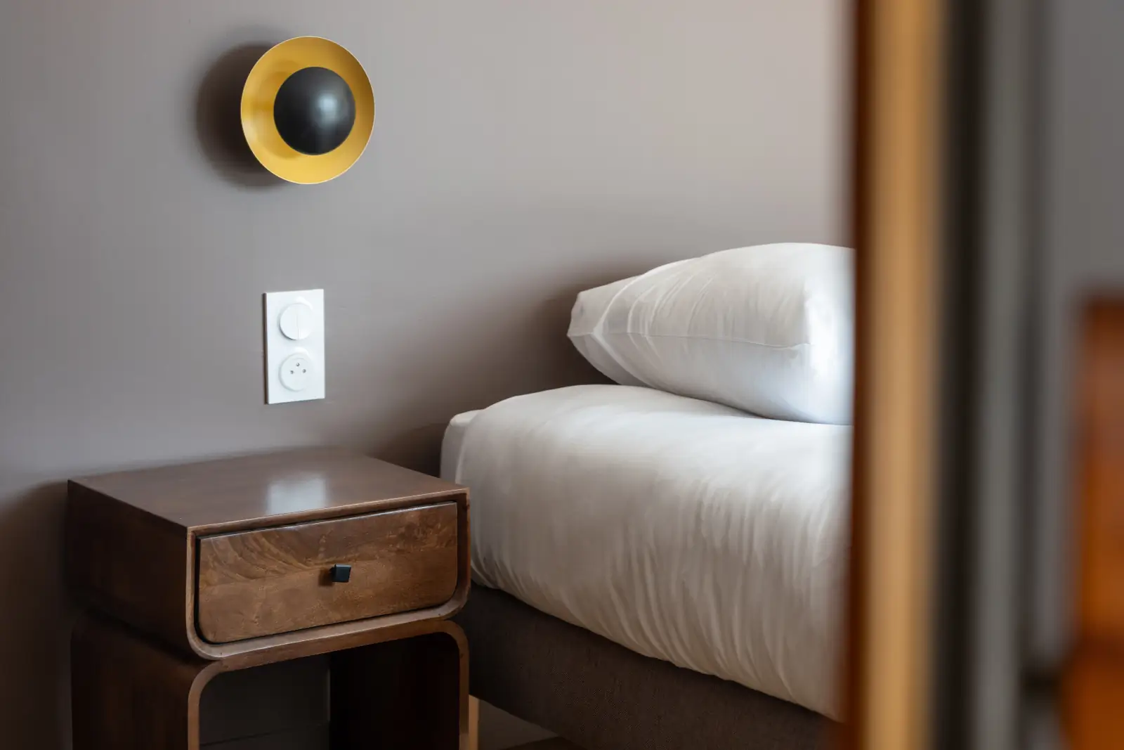 conciergerie clefs de l ocean location de villas 15 personnes piscine vendee 85 villa belvedere brem sur mer 85470  chambre double rez de chaussee loft climatisation ac 01