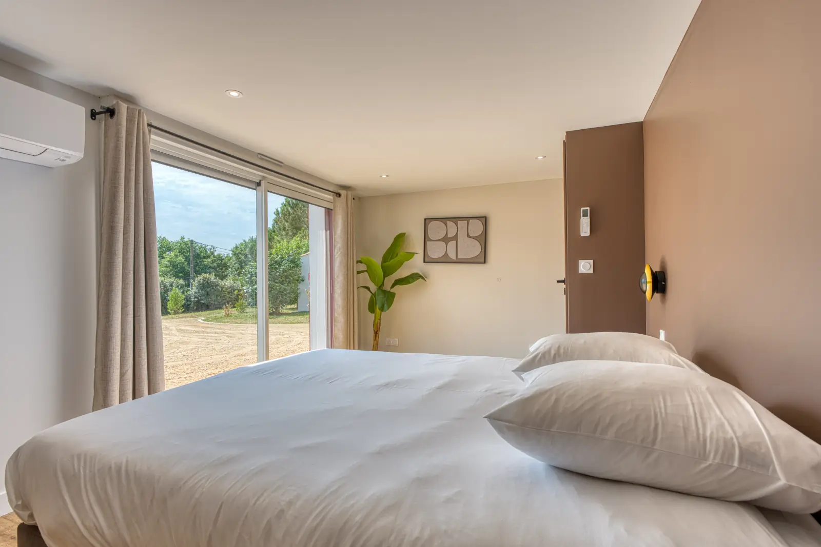 conciergerie clefs de l ocean location de villas 15 personnes piscine vendee 85 villa belvedere brem sur mer 85470  chambre double rez de chaussee loft climatisation ac 05