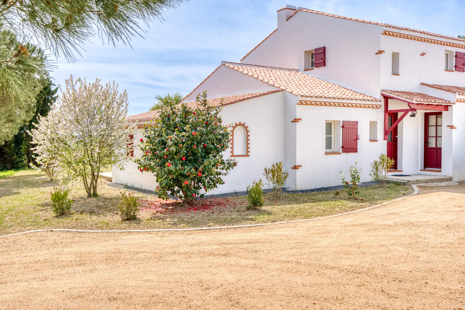 conciergerie clefs de l ocean location de villas 15 personnes piscine vendee 85 villa belvedere brem sur mer 85470  cours d entree 01