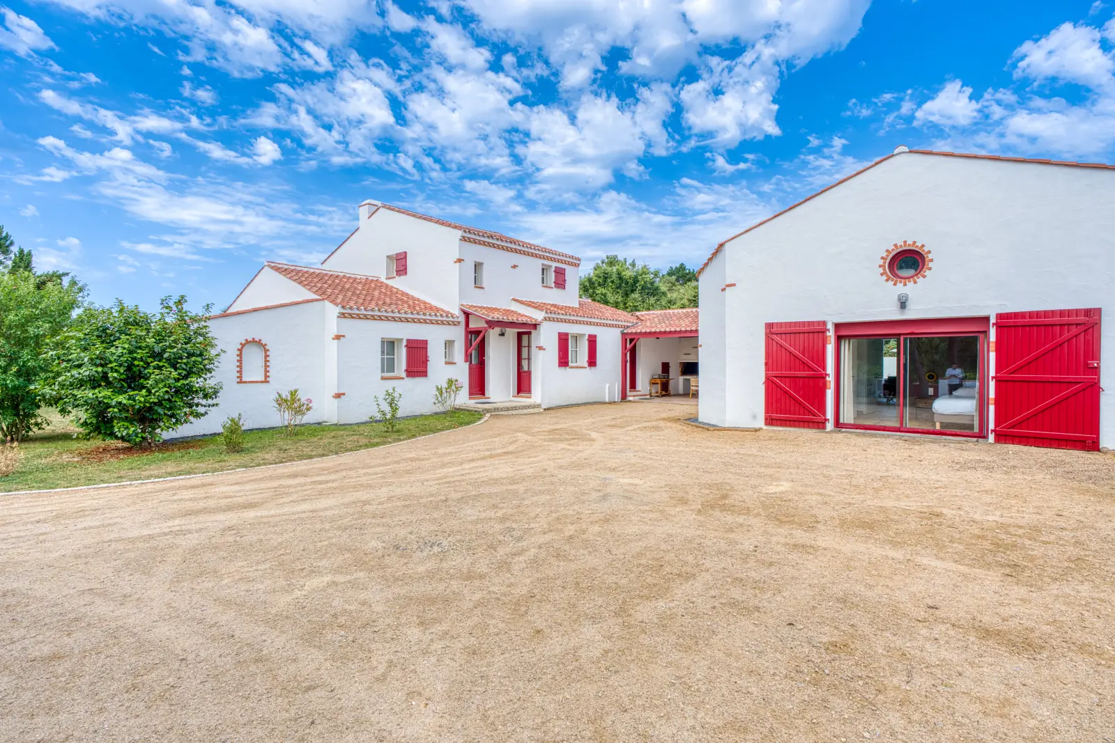 conciergerie clefs de l ocean location de villas 15 personnes piscine vendee 85 villa belvedere brem sur mer 85470  cours d entree 02