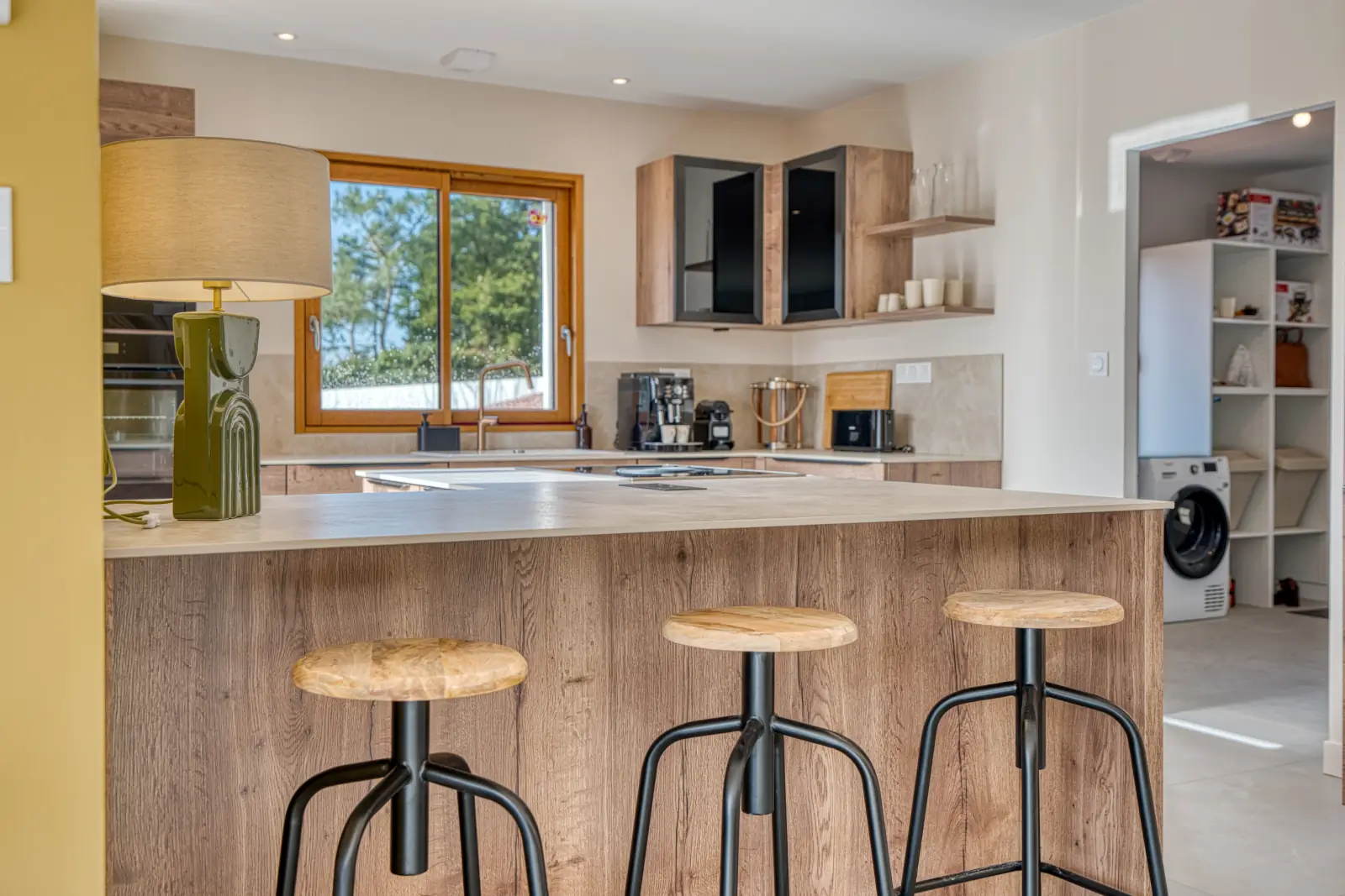 conciergerie clefs de l ocean location de villas 15 personnes piscine vendee 85 villa belvedere brem sur mer 85470  cuisine entiere maison machine a cafe four micro onde 06