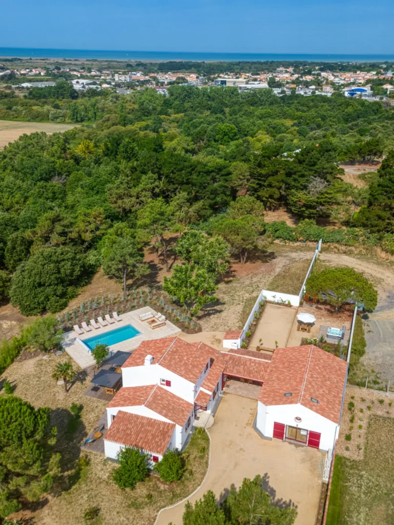 conciergerie clefs de l ocean location de villas 15 personnes piscine vendee 85 villa belvedere brem sur mer 85470  exterieur drone 02