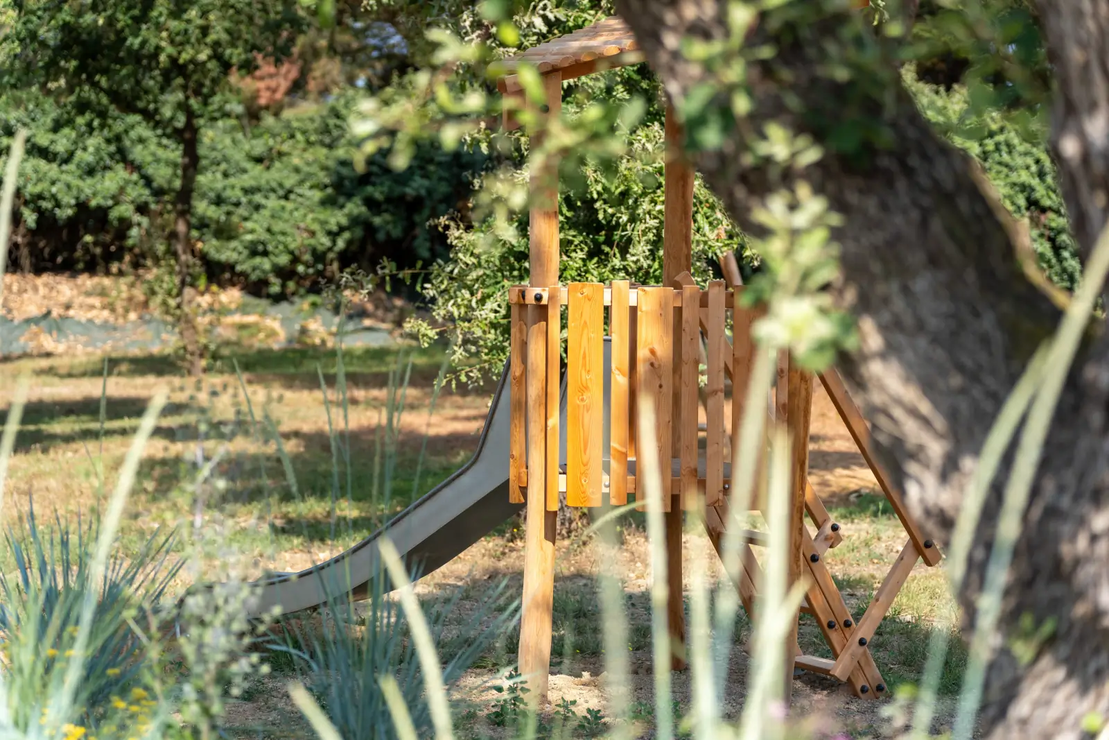 conciergerie clefs de l ocean location de villas 15 personnes piscine vendee 85 villa belvedere brem sur mer 85470  jardin jeux enfant toboggan balancoire 02