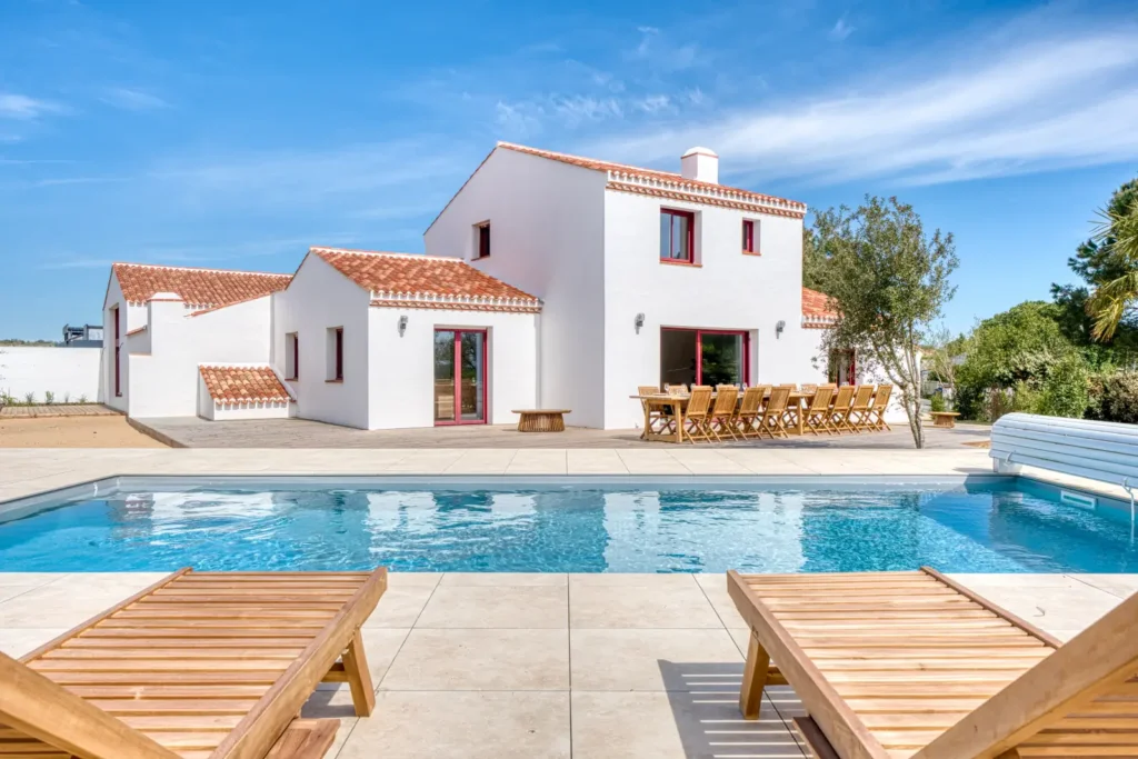 conciergerie clefs de l ocean location de villas 15 personnes piscine vendee 85 villa belvedere brem sur mer 85470  piscine transat salon de jardin 03