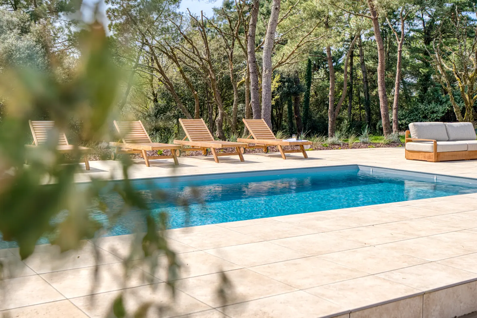 conciergerie clefs de l ocean location de villas 15 personnes piscine vendee 85 villa belvedere brem sur mer 85470  piscine transat salon de jardin 05