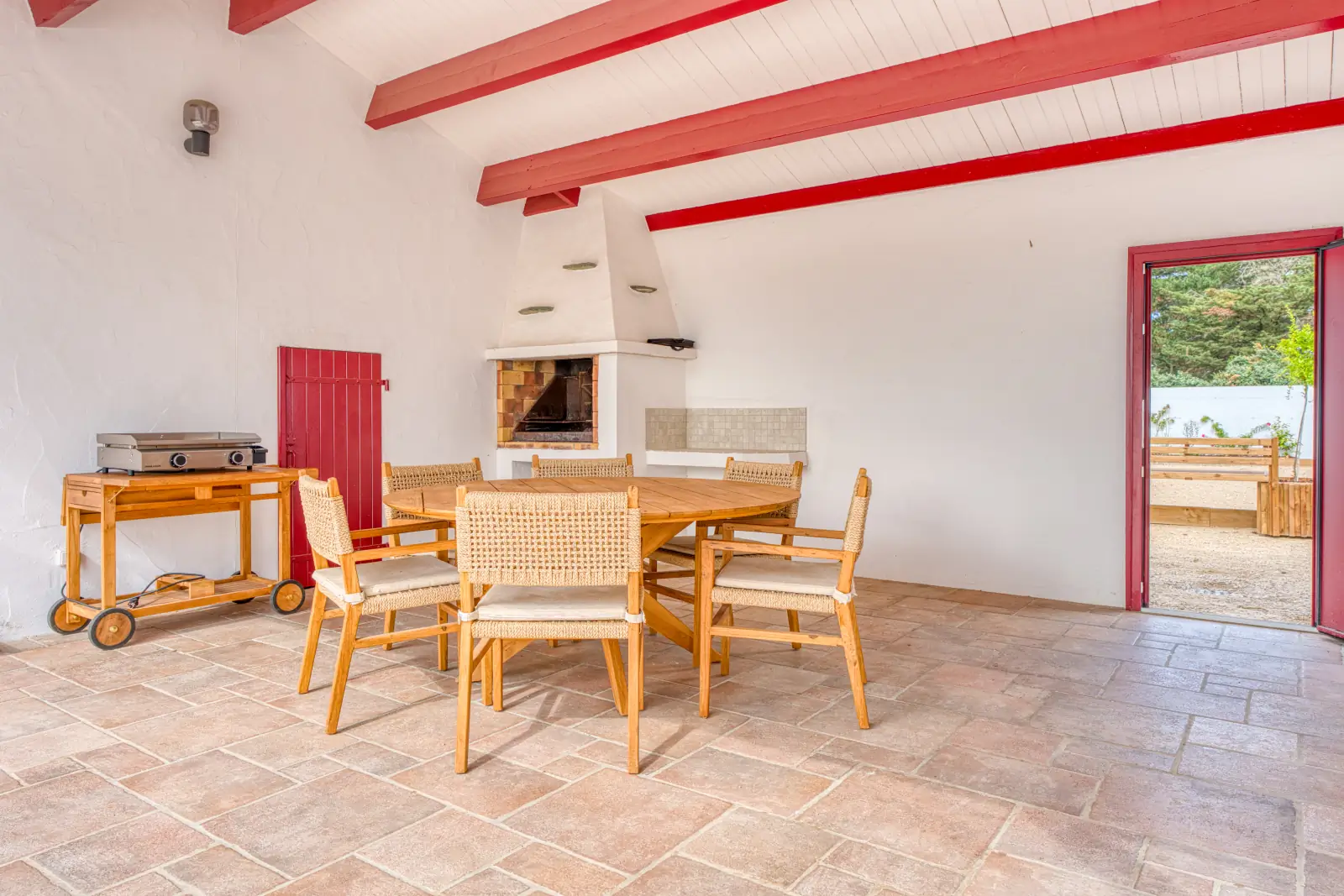 conciergerie clefs de l ocean location de villas 15 personnes piscine vendee 85 villa belvedere brem sur mer 85470  porche table barbecue bbq plancha 02