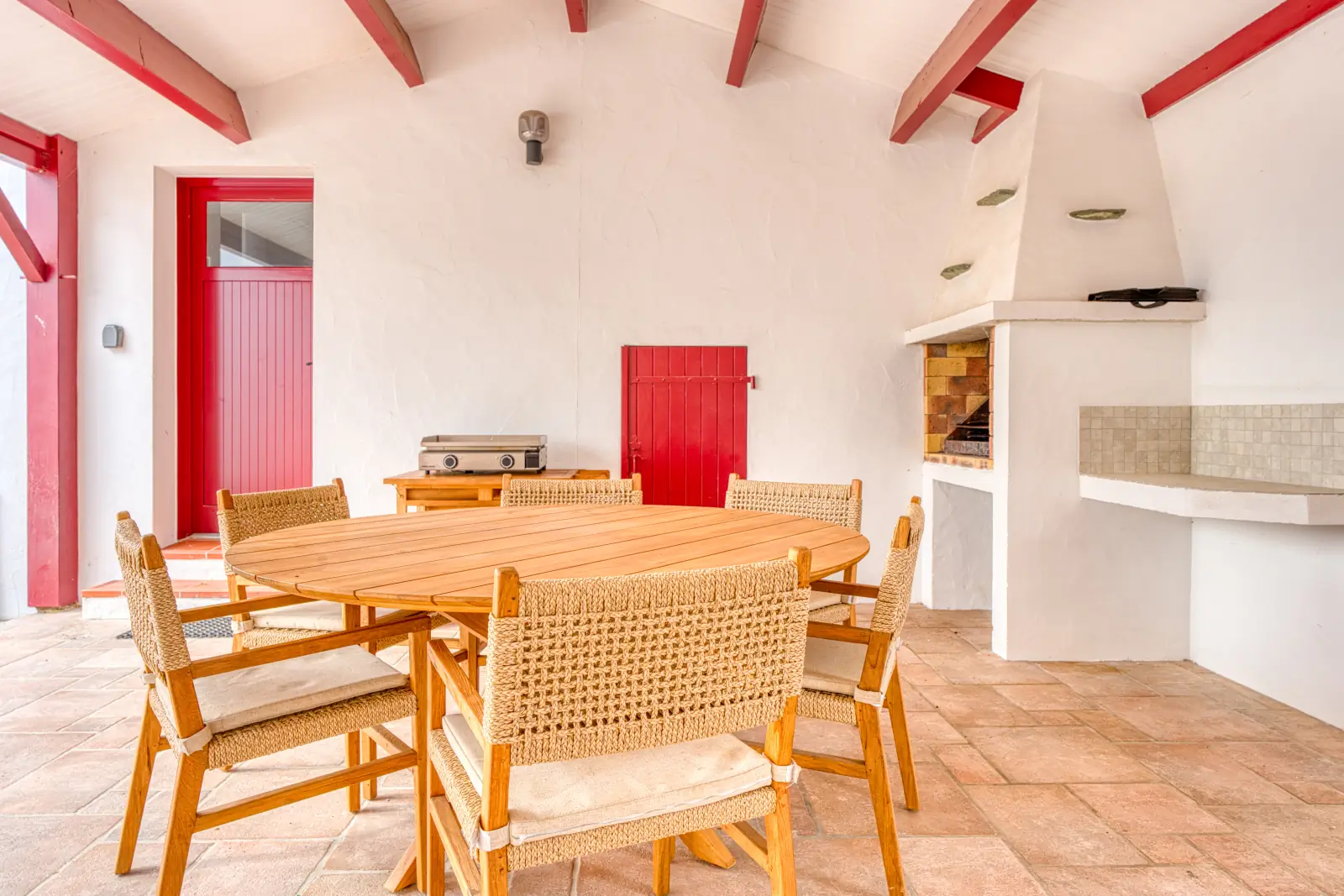conciergerie clefs de l ocean location de villas 15 personnes piscine vendee 85 villa belvedere brem sur mer 85470  porche table barbecue bbq plancha 03