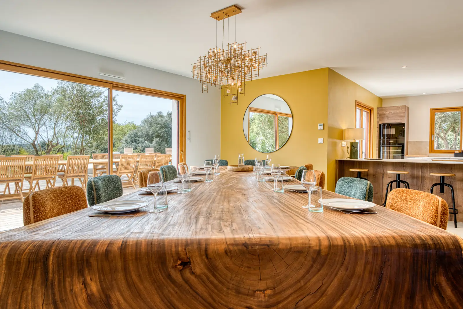 conciergerie clefs de l ocean location de villas 15 personnes piscine vendee 85 villa belvedere brem sur mer 85470  salle a manger maison table 10 personnes 03