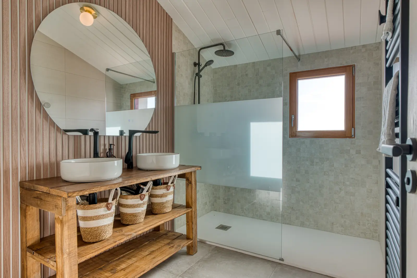 conciergerie clefs de l ocean location de villas 15 personnes piscine vendee 85 villa belvedere brem sur mer 85470  salle de bain etage maison douche italienne 01