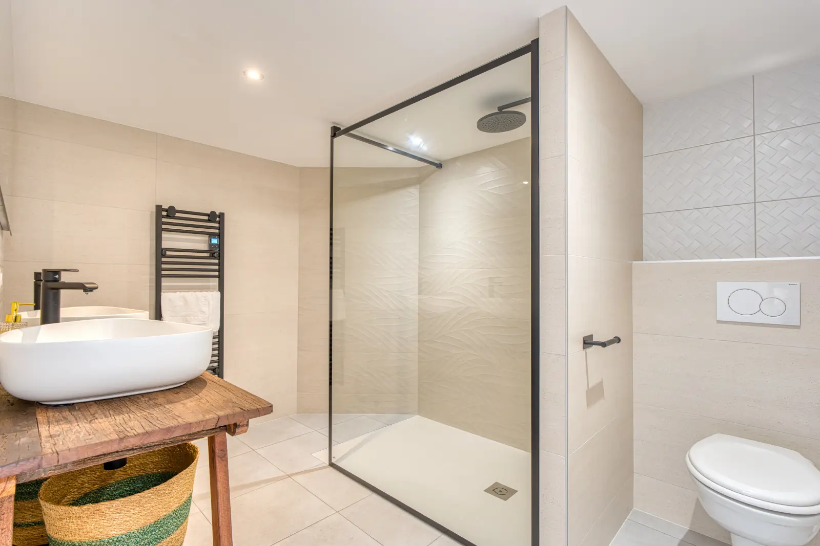 conciergerie clefs de l ocean location de villas 15 personnes piscine vendee 85 villa belvedere brem sur mer 85470  salle de bain loft douche italienne wc 01