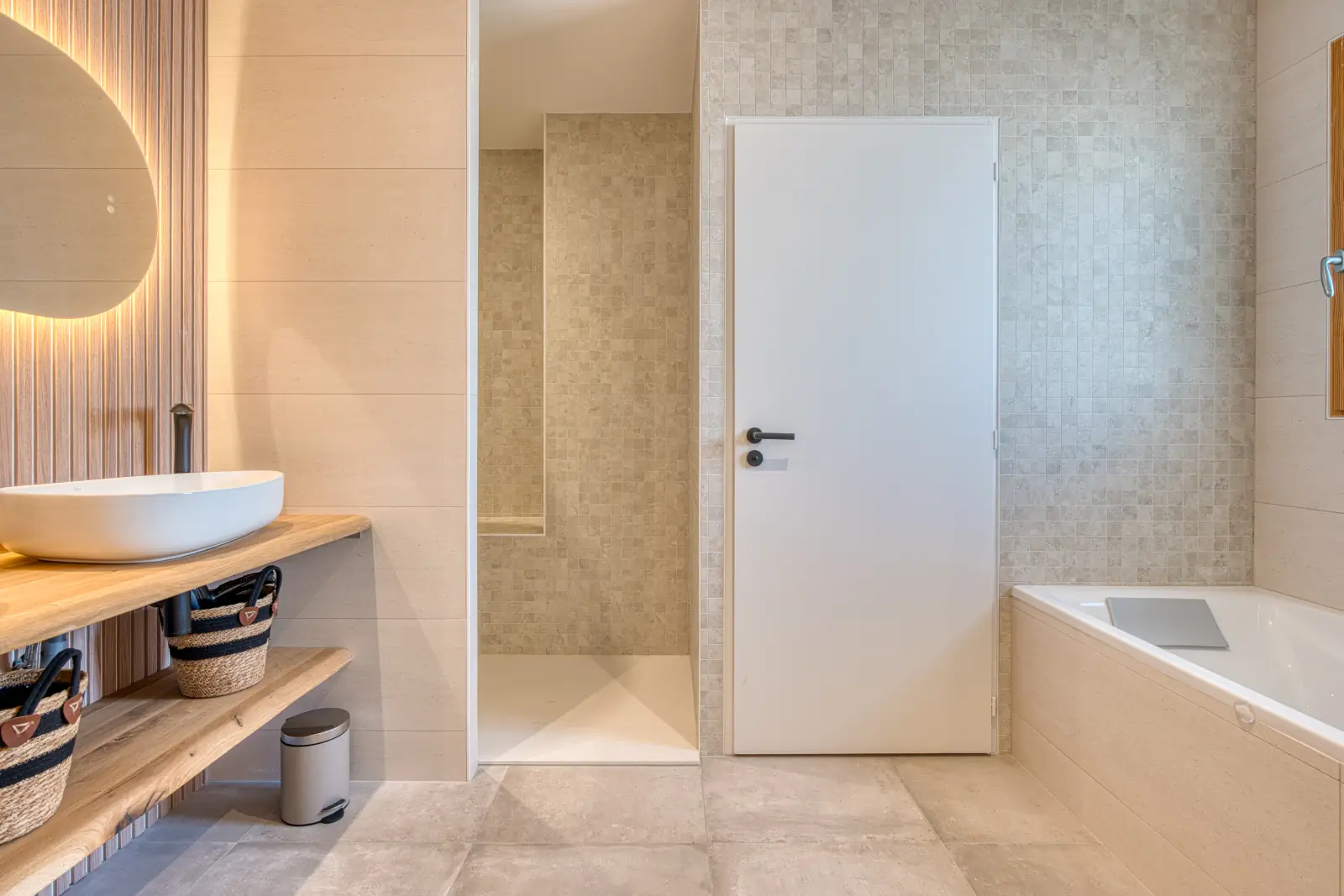 conciergerie clefs de l ocean location de villas 15 personnes piscine vendee 85 villa belvedere brem sur mer 85470  salle de bain suite douche baignoire wc separe 01