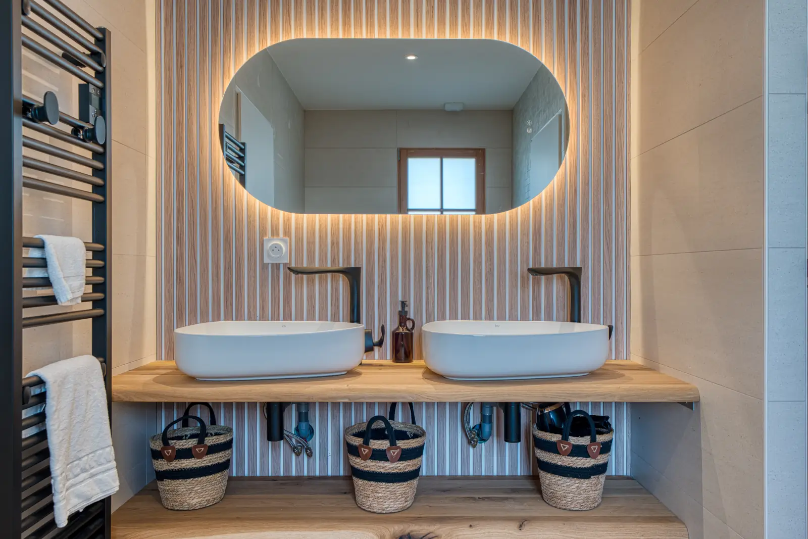 conciergerie clefs de l ocean location de villas 15 personnes piscine vendee 85 villa belvedere brem sur mer 85470  salle de bain suite douche baignoire wc separe 02