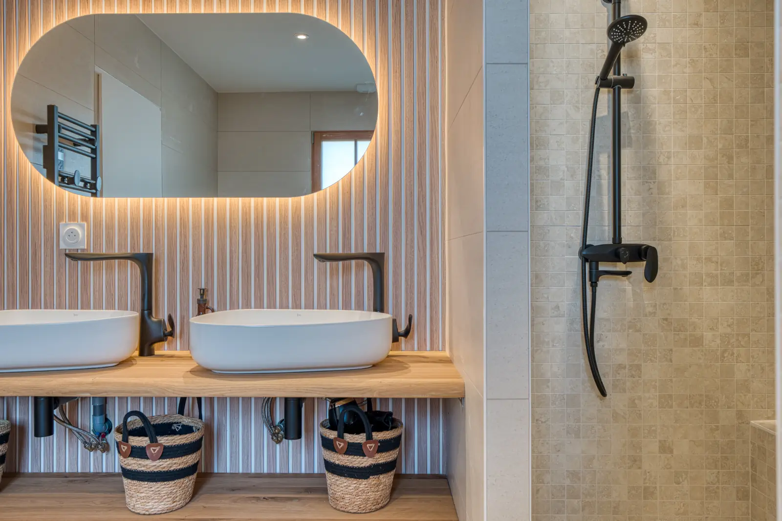 conciergerie clefs de l ocean location de villas 15 personnes piscine vendee 85 villa belvedere brem sur mer 85470  salle de bain suite douche baignoire wc separe 03