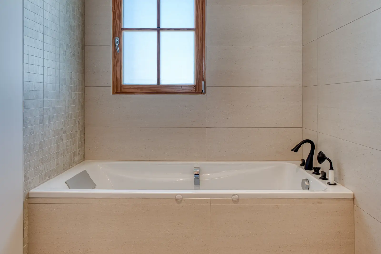 conciergerie clefs de l ocean location de villas 15 personnes piscine vendee 85 villa belvedere brem sur mer 85470  salle de bain suite douche baignoire wc separe 04