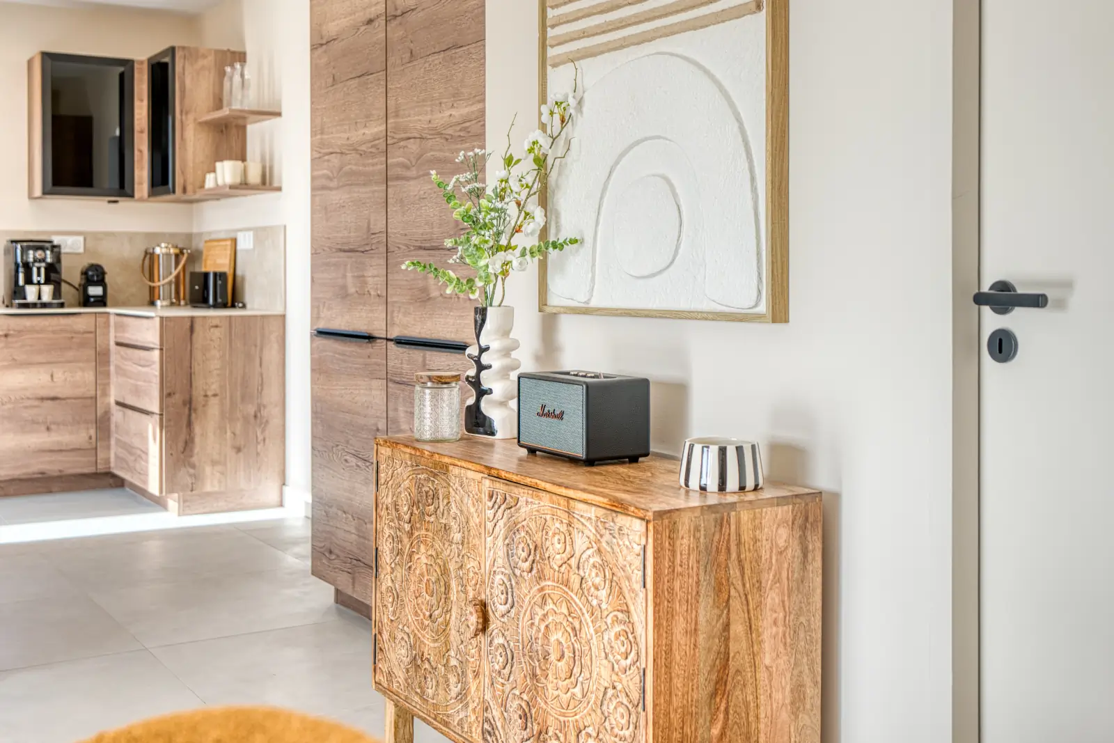 conciergerie clefs de l ocean location de villas 15 personnes piscine vendee 85 villa belvedere brem sur mer 85470  salon maison television connectee service de streaming enceinte marshall 02