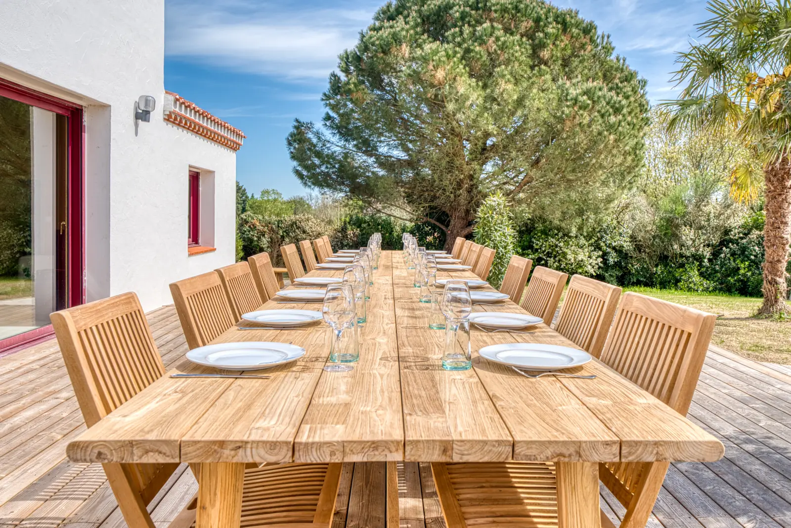 conciergerie clefs de l ocean location de villas 15 personnes piscine vendee 85 villa belvedere brem sur mer 85470  terrasse table 16 personnes 01