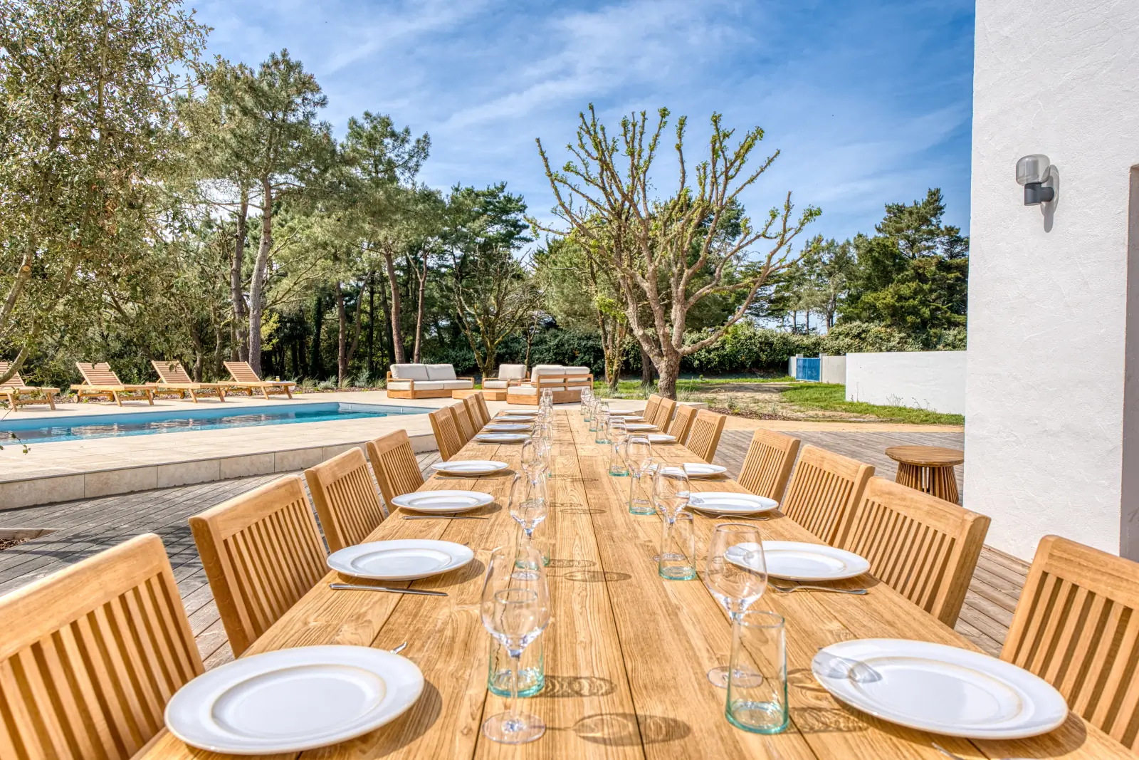 conciergerie clefs de l ocean location de villas 15 personnes piscine vendee 85 villa belvedere brem sur mer 85470  terrasse table 16 personnes 03